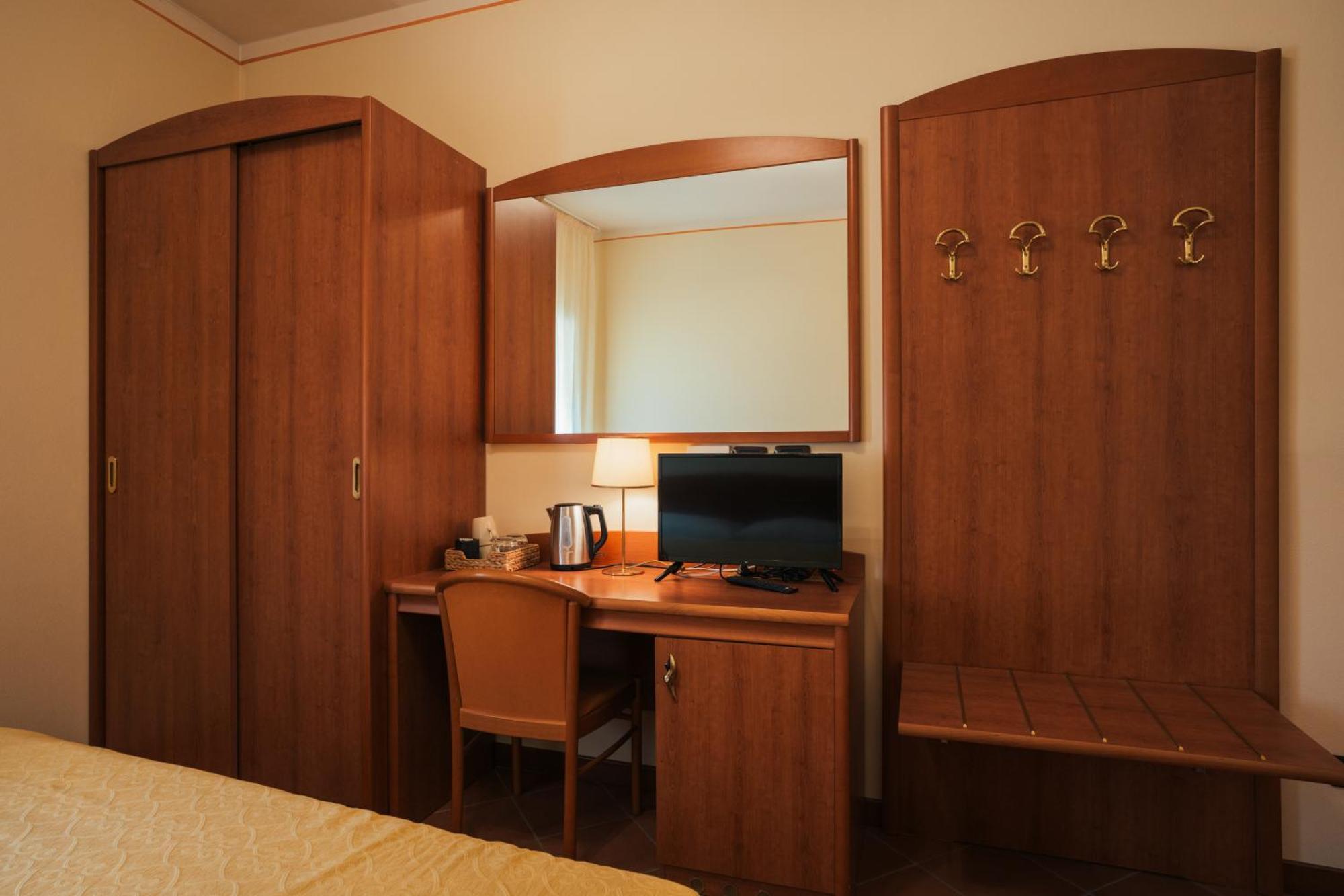 Albergo Cane Доцца Экстерьер фото