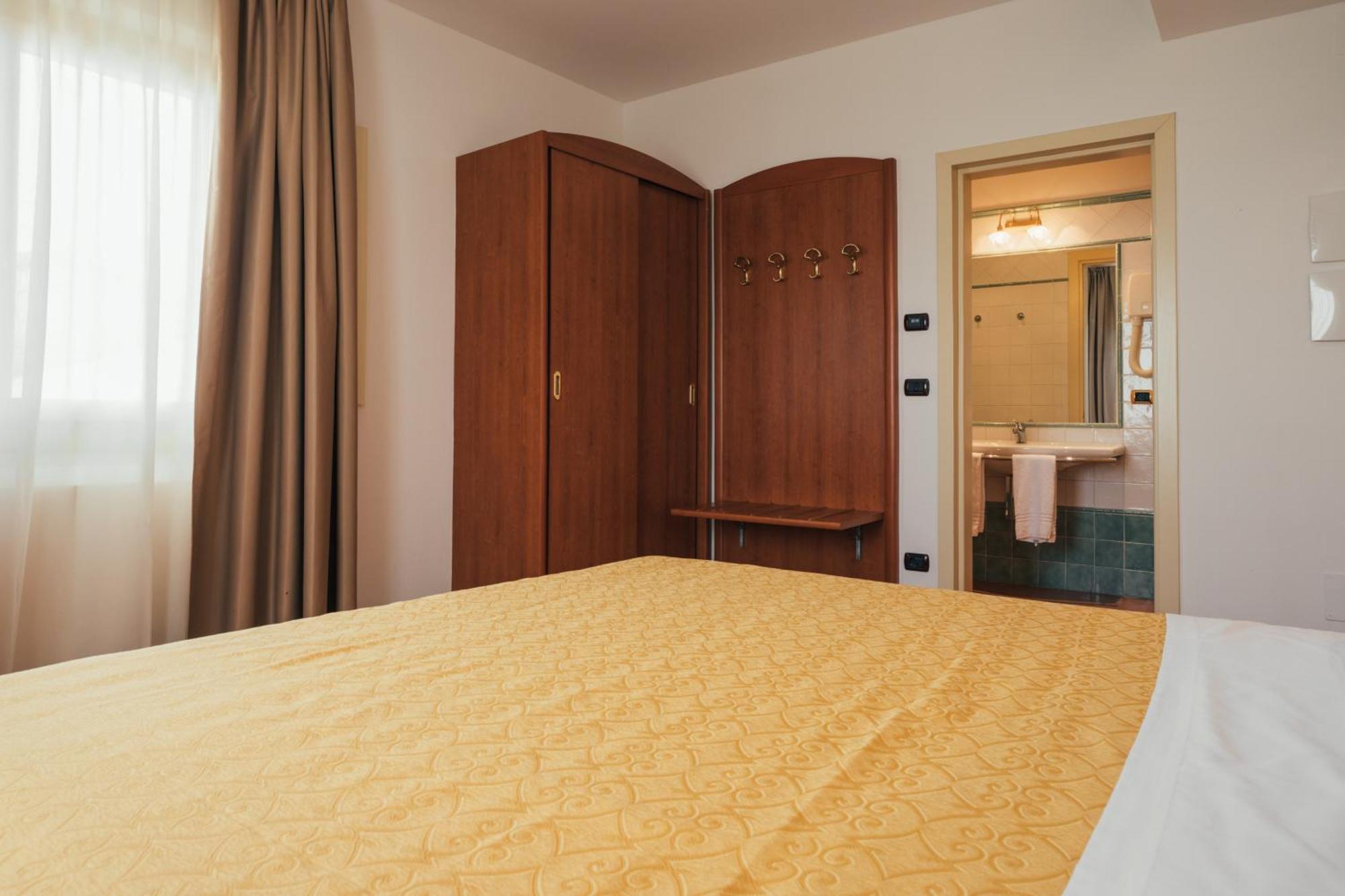 Albergo Cane Доцца Экстерьер фото
