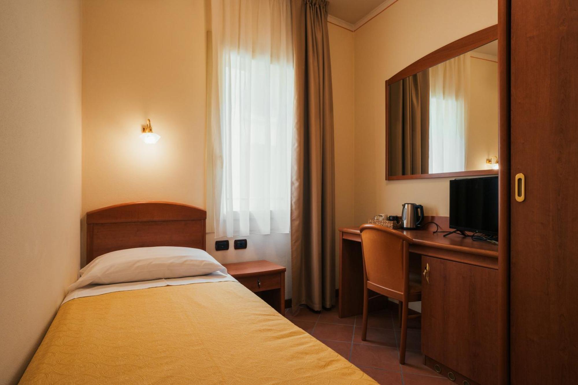 Albergo Cane Доцца Экстерьер фото