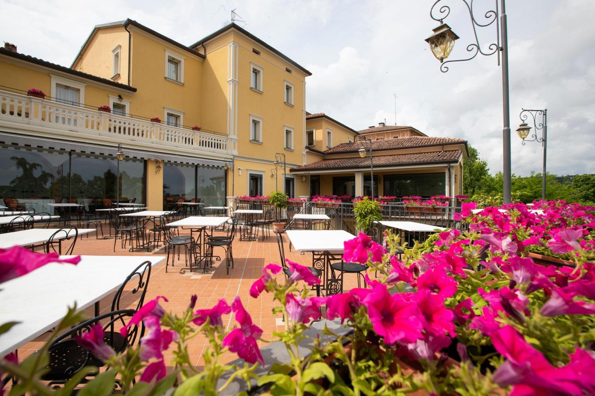Albergo Cane Доцца Экстерьер фото